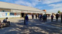 Imagen de Manejaban borrachos y chocaron contra una escuela en Neuquén: llevaban elementos robados 