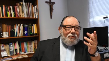 El trabajo fue encargado por la CEA a la Facultad de Teología de la Universidad Católica Argentina (UCA) en la persona de su decano, el sacerdote Carlos Galli. Foto: Agencia Télam. 