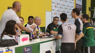 El comisionado charla con los árbitros de Pérfora-Español antes de la suspensión. Foto: 299deportes.com.ar