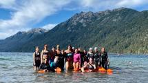 Imagen de Ante la falta de piletas y la gran demanda, decidió enseñar natación en un lago de Villa La Angostura