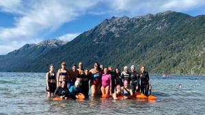 Ante la falta de piletas y la gran demanda, decidió enseñar natación en un lago de Villa La Angostura