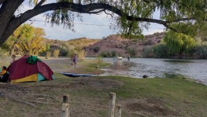 Acampar entre patos, conejos, naturaleza y tranquilidad en este lindo puesto cerca de Roca