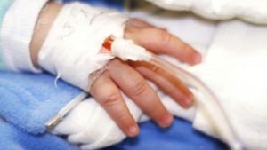 Un bebé de un año recibió una brutal paliza en La Pampa: arrestaron al papá y a la tía