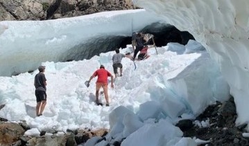 Polémica por el ingreso a las cuevas del glaciar Hielo Azul: ¿se advertía sobre el riesgo?