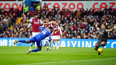 Poco pudo hacer el arquero argentino en la dura derrota de su equipo ante Leicester. (Isaac Parkin/PA via AP)