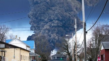 Una gran columna de humo se levantó luego del descarrilamiento del tren en Ohio. (AP Photo/Gene J. Puskar)