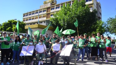 Los cinco trabajadores fueron despedidos en diciembre del hospital de Regina. (Foto Néstor Salas)