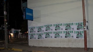 La sede de Anses en Viedma fue uno de los edificios donde aparecieron los afiches, con el código QR que lleva a la web de "Los Traidores".