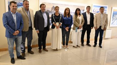 La gobernadora Arabela Carreras, el senador rionegrino Alberto Weretilneck,, la secretaria de Energía de Nación, Flavia Royón estuvieron en el acto oficial de apertura de las ofertas técnicas, que se hizo este jueves en Bariloche. (Foto Alfredo Leiva)