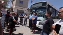 Imagen de Vecinos de Centenario tomaron dos colectivos reclamando por la falta de agua