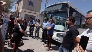 Vecinos de Centenario tomaron dos colectivos reclamando por la falta de agua