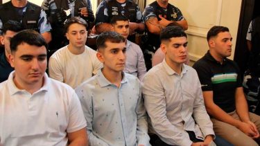 De los ocho rugbiers acusados por el asesinato de Fernando Báez Sosa, cinco deberán cumplir una pena de prisión perpetua.-