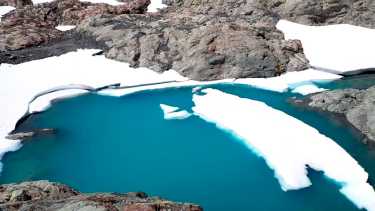 La espectacular laguna en la cumbre del cerro Perito Moreno, en la Comarca Andina, al sur de Río Negro. 