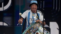 Imagen de Quién es el argentino que subió a recibir el premio de la FIFA a la mejor hinchada