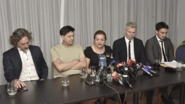 Graciela Sosa y Silvino Báez, los padres de Fernando, juntos a sus abogados. 
