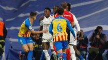 Imagen de La tremenda patada de Gabriel Paulista a Vinicius en el triunfo de Real Madrid ante Valencia