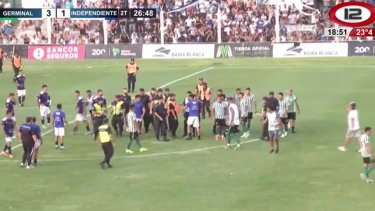 Momento de la interrupción del partido entre Germinal e Independiente. Foto: captura de TV Canal 12 de Chubut