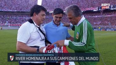Passarella estuvo presente en el reconocimiento de River a los campeones del mundo.