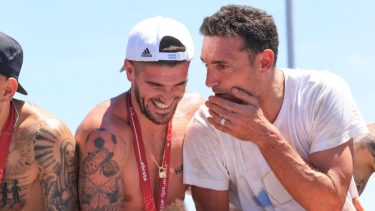 Rodrigo De Paul y Lionel Scaloni en los festejos del título del mundo. 