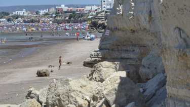 Los acantilados del balneario. Días atrás hubo un nuevo desprendimiento. Alertan sobre la erosión química que los desintegra // Foto: Martín Brunella 