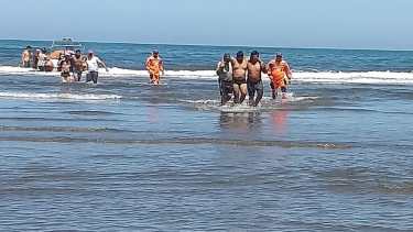 El momento en el que rescataban a dos de los tres tripulantes de la nave que fueron hallados. Sigue la búsqueda del cuarto joven //Gentileza