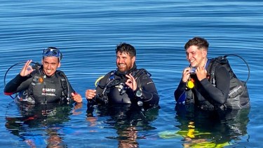 El buzo y profesor, Leandro Nicoluk y sus alumnos, listos para sumergirse en el Lago Mari Menuco. Fotos y video: @buceoenelvalle.