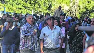 Dos de los descendientes de Eduardo Puchy hace dos semanas, en una de las protestas realizadas a la entrada del camino que defienden como privado. Foto Archivo.