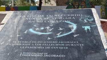 La placa que se colocó en la plaza Primeros Pobladores en homenaje a las personas fallecidas en pandemia, también fue pintada. Foto: gentileza. 