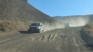 Unos metros después de bajar El Caracol, en dirección a Comallo, los automovilistas deben sortear un gran guadal. Foto: José Mellado. 