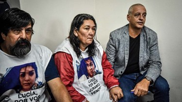 La madres y el padre de Lucía Pérez, durante la primera jornada del juicio. 