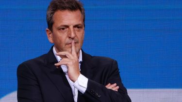 Sergio Massa anunció que no se cobrará impuesto a las ganancias a los aguinaldos de salarios brutos de hasta $880 mil. Foto Archivo.