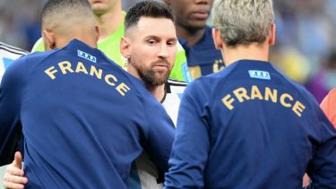 Messi y Mbappé compiten por quedarse con el premio a mejor jugador del año en 2022. (Photo by FRANCK FIFE / AFP)