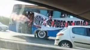 Murió un hincha de River tras caer de un micro: fue arrollado por otro colectivo