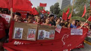 Multitudinaria marcha en Neuquén por el doble femicidio. Foto Oscar Livera. 