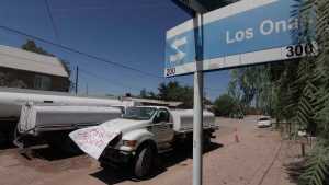 Sigue el conflicto en Centenario y la retención de los camiones cisterna de agua