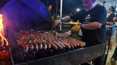 El tradicional choripán en la Fiesta de la Manzana. Foto Juan Thomes