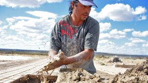 La lucha de los ladrilleros de Roca que trabajan sin servicios