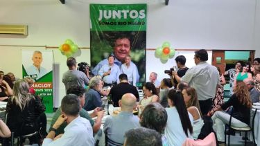 Alberto Weretilneck llegó a Roca para respaldar a Carlos Banacloy, destacando el consenso entre seis partidos políticos de la ciudad. 