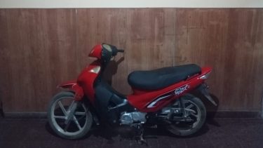 Iba en una moto robada, intentó darse a la fuga y lo atraparon en Roca