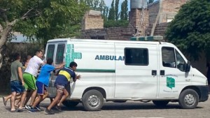 Dramática situación en Godoy: sufrió un infarto y se rompió la ambulancia que lo trasladaba a Regina