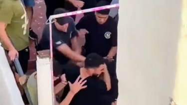 El efectivo fue suspendido tras protagonizar el hecho de violencia. 
