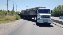 Imagen de Un camión perdió su cargamento de fruta en la ruta 22 a la altura de Cipolletti