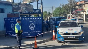Murió en plena calle de Neuquén, después de correr y gritar que lo perseguían