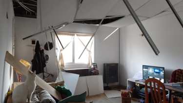 Así quedó el interior del comedor de la vivienda de Altos del Este en Bariloche cuyo cielorraso se desplomó por el fuerte viento el lunes en Bariloche. Gentileza