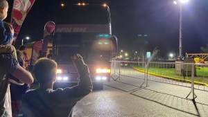 Desubicado: un colectivo tapó uno de los ingresos a la Fiesta de la Confluencia en Neuquén