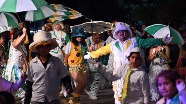 Cientos de personas disfrutaron de las comparsas que se presentaron durante las tres noches en El Cóndor.