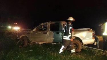 La camioneta volcó y dio varias vueltas hasta chocar contra la banquina. (Foto: Infotec 4.0)
