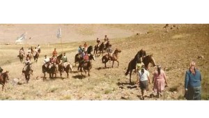 Una foto de 50 años: la hazaña del obispo De Nevares para llegar a un paraje perdido en Neuquén