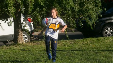 Ambar juega a la pelota desde los 6 años. Hoy con 11, no la dejan seguir jugando junto a sus compañeros. Foto Archivo: Pablo Leguizamon