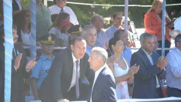 El gobernador Omar Gutiérrez presidió el acto por el 125 aniversario de San Martín de los Andes y prometió una esperada obra. Foto: Patricio Rodriguez